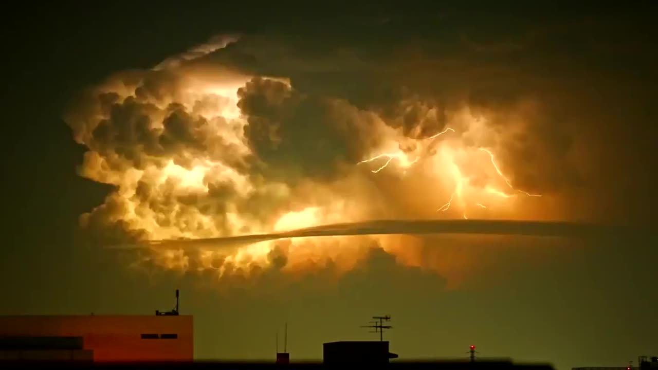 Mesmerizing timelapse of a lightning storm over Hiratsuka, Japan!