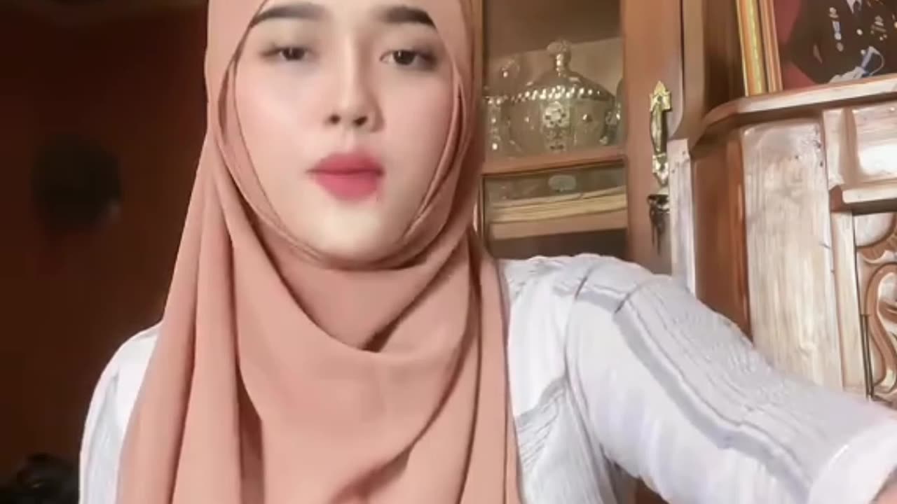 Cewek jilbab cantik pamer body goals mulus bobo padet ketat