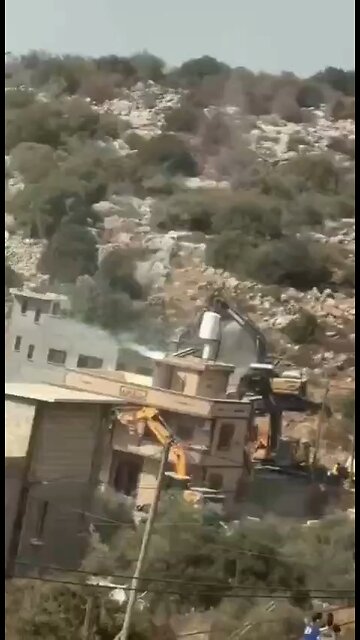 🚨 ✡️ Israeli bulldozers demolish Palestinian homes