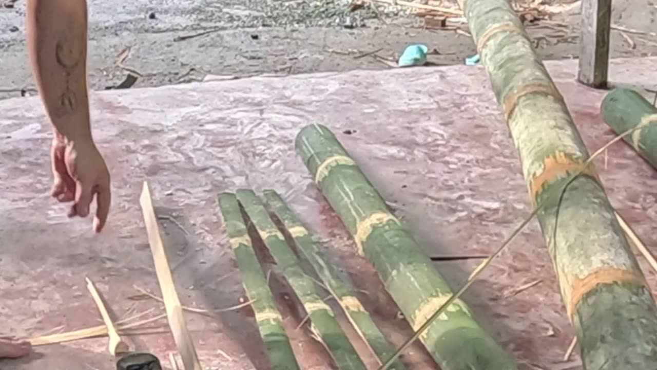 Hard Work, Filipino Style! 💪 Splitting Bamboo with a Sundang 🇵🇭 | Expat Farm Life