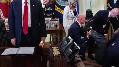 Así reacciona Trump al desmayarse un hombre a su lado en la Casa Blanca