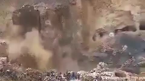 Momenti tragjik kur shembet miniera në Kongo, humbin jetën të paktën 32 minatorë