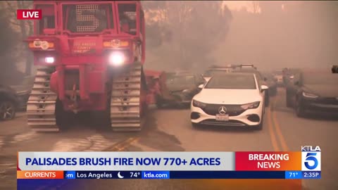 The Palisades Wildfire Spread Ferociously and People Abandon Their Vehicles