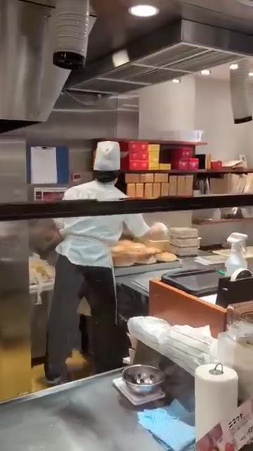 Famous Jiggly Cheesecake 🍰✨ | Rikuro’s Cheesecake in Osaka Japan 🇯🇵