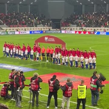 Ndeshja Serbi-Shqipëri, incidenti i parë në fushë, fishkëllehet himni shqiptar