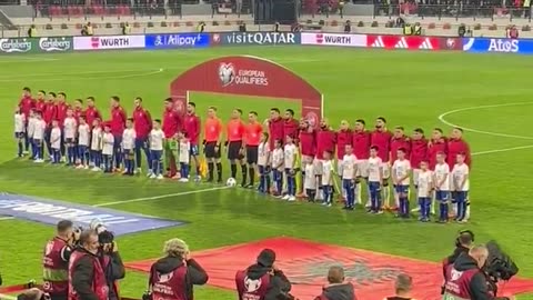 Ndeshja Serbi-Shqipëri, incidenti i parë në fushë, fishkëllehet himni shqiptar