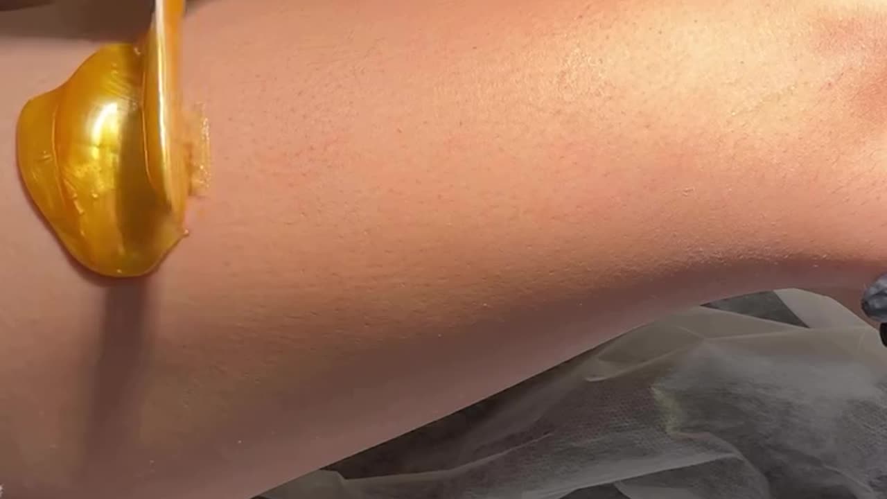 Leg Waxing with Sexy Smooth Golden Allure Hard Wax | @skin_by_pris