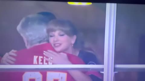 Taylor is in the suite with Papa Kelce and Caitlin Clark! ❤️‍🔥