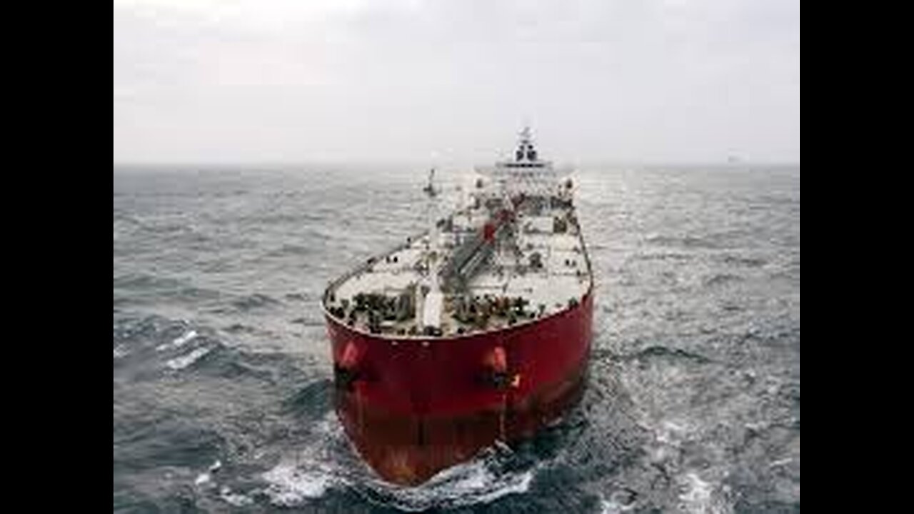 Dziennik „Wall Street Journal” dowiedział się, że 25 tankowców podniosło flagę rosyjską.