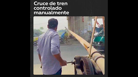 Cruce ferroviario es controlado rudimentariamente por una sola persona