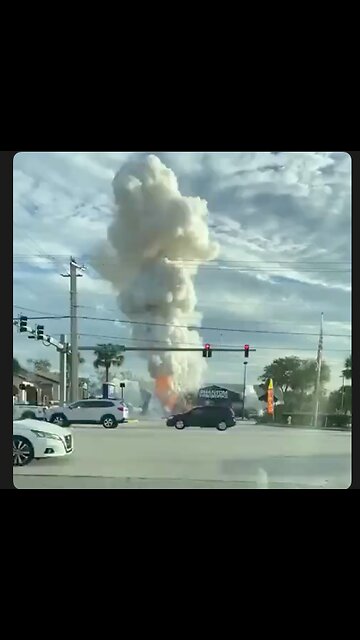A man drove his car into a fireworks store in Florida. 🚙💥💥💥💥🔥 Happy 4th!