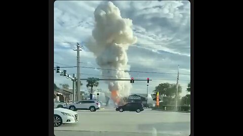 A man drove his car into a fireworks store in Florida. 🚙💥💥💥💥🔥 Happy 4th!
