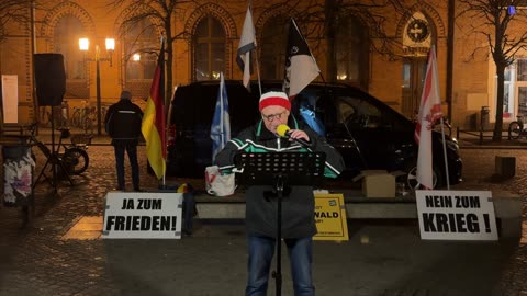 Greifswald - Rolf mit einem Flüchtlingsgedicht 10-03-2025