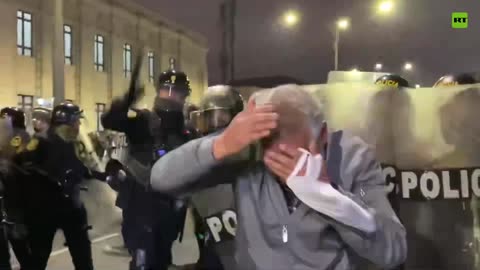 Policía golpea con porra a un anciano en la cara durante marcha de la 'Generación Z' en Perú