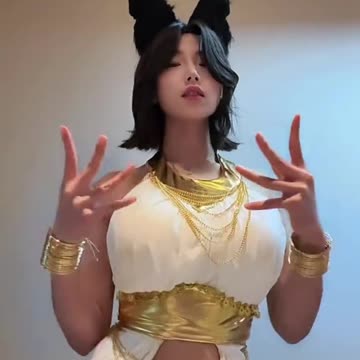 Pays Thick Curvy HUGE ASS.