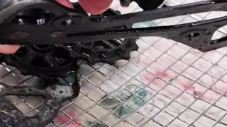 Washing a bicycle's rear derailleur in an ultrasonic bath