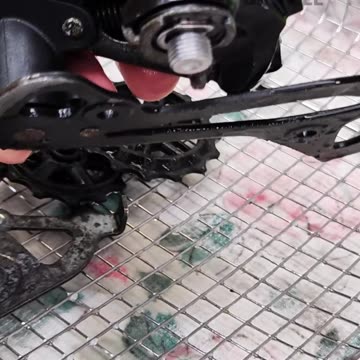 Washing a bicycle's rear derailleur in an ultrasonic bath