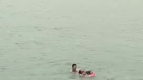 A brave ex-soldier save a drowning man