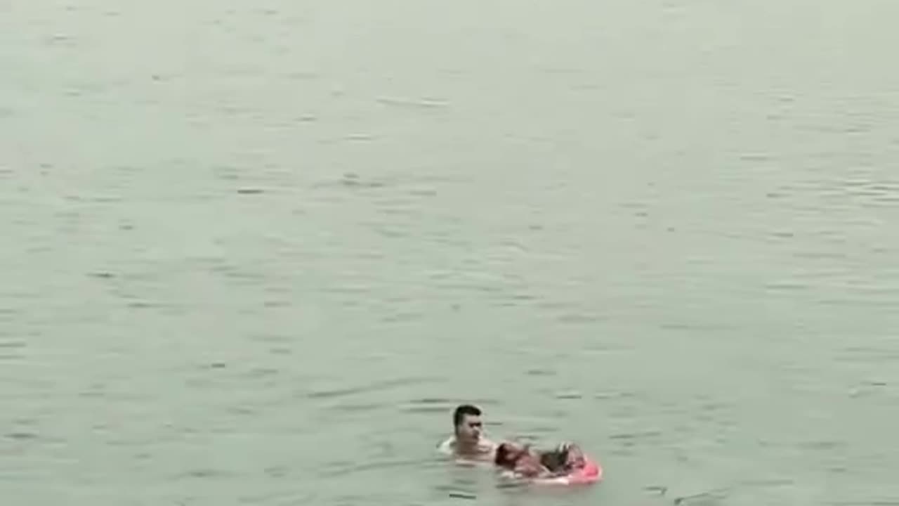 A brave ex-soldier save a drowning man