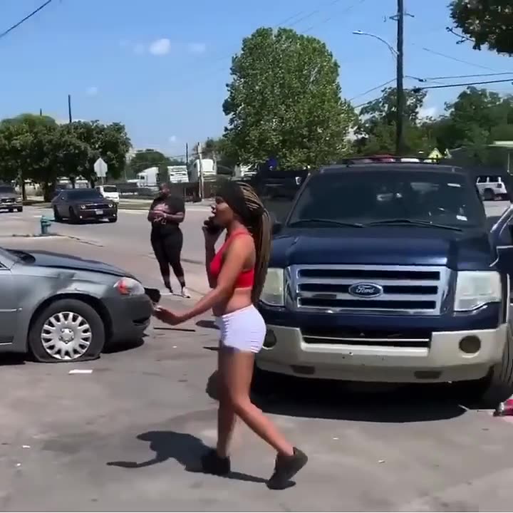 Huge Girl Fight In Parking Lot