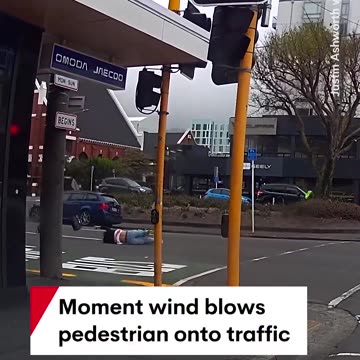 Stuhi në Zelandën e Re, gruaja ngrihet në ajër nga erërat e forta