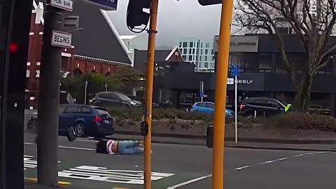 Stuhi në Zelandën e Re, gruaja ngrihet në ajër nga erërat e forta