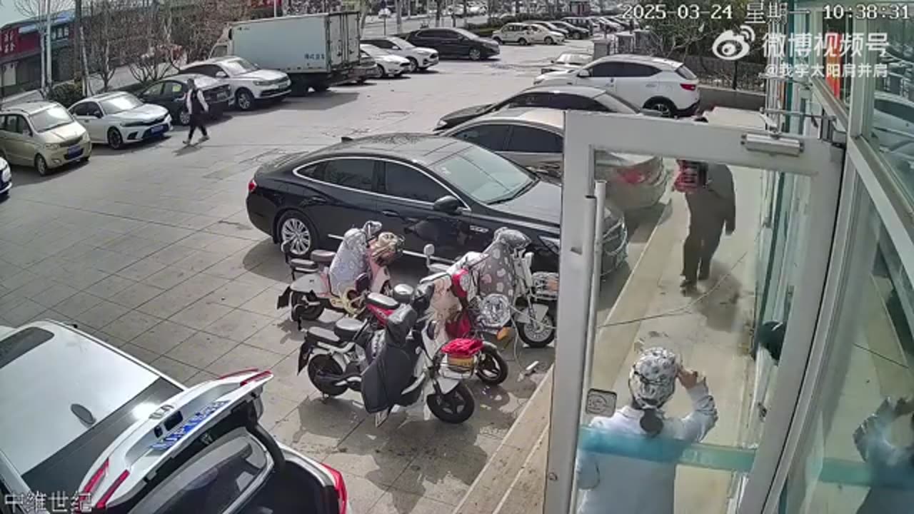 孩子拔牙途中试图逃跑，被工作人员逮回来了