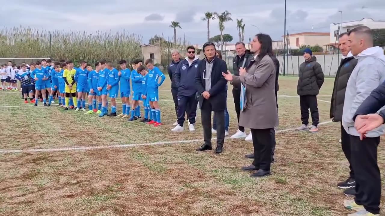 Bacoli (NA) - Spalletti regala palloni a Bacoli per il nuovo campo di Cuma (24.02.25)