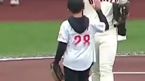 Incredible: This kid brought the stadium to its feet with this first pitch 😳