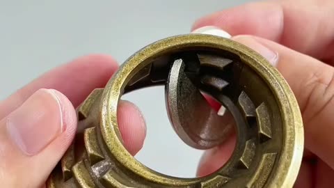 How can you remove the coin from the Möbius strip