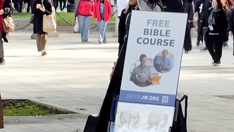 ΠΡΟΣΗΛΥΤΙΣΜΟΣ ΑΠΟ ΤΟΥΣ ΑΙΡΕΤΙΚΟΥΣ ΧΙΛΙΑΣΤΕΣ ΣΤΗΝ ΠΛΑΤΕΙΑ ΣΥΝΤΑΓΜΑΤΟΣ. ΣΥΝΤΑΓΜΑ, ΑΡΘΡΟ 13, ΠΑΡ. 2: «Ο προσηλυτισμός απαγορεύεται».