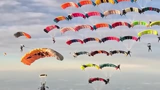 104 paracaidistas ROMPEN RÉCORD MUNDIAL con una gigantesca estructura aérea