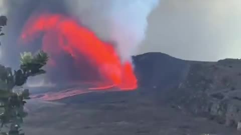 Incredible eruption of Kilauea volcano in Hawaii today, with a rare triple fountain event