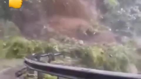 😱⛰️ Truck Narrowly Escapes Massive Landslide! Death Was Just Seconds Away 😨🚛