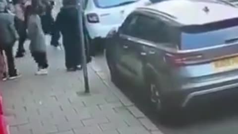 Dos hombres obligan a una joven a subir a un coche a la fuerza a plena luz del día