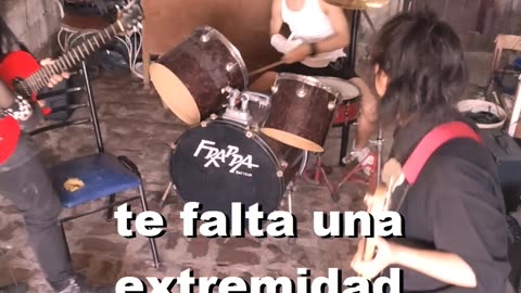 le falta un brazo, pero igual logra romperla