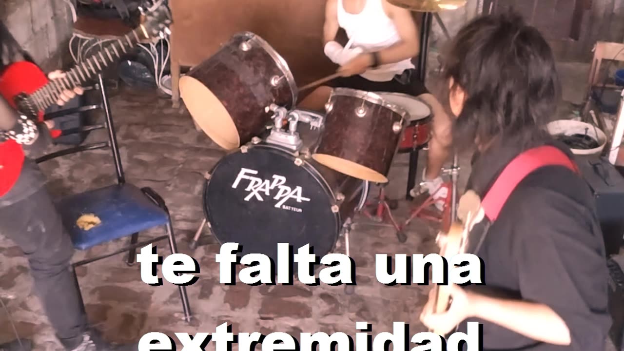 le falta un brazo, pero igual logra romperla