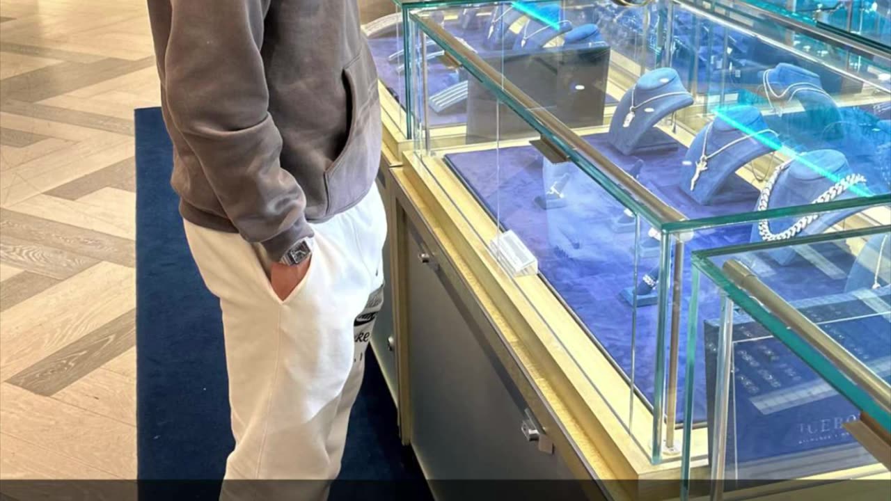 SNEAKO Snapchat : December 23, 2023