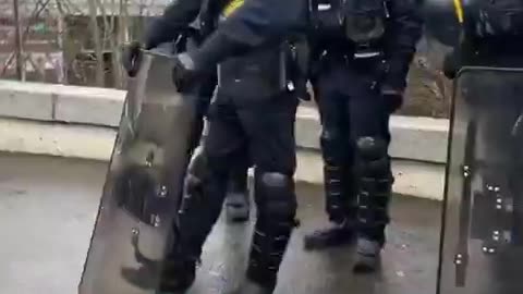Quand Macron débarque au salon de l'agriculture, c'est pas un salon, c'est une zone de conflit ..😜😜