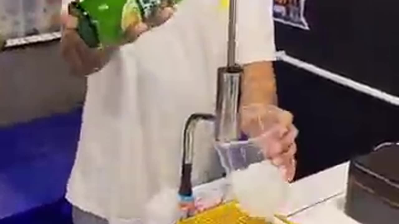 Unbelievable Beer Tricks! Bangkok Street Bar Show You Can’t Miss