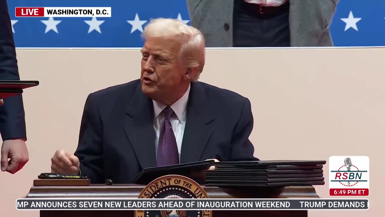 Pres. Donald Trump signs executive orders LIVE at the Inaugural Parade in the Capital One Arena