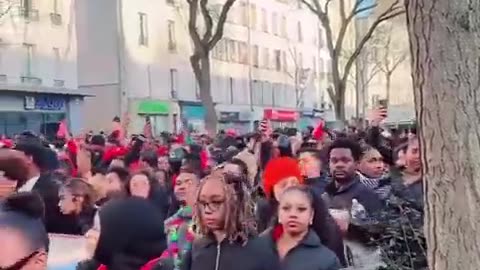 🇫🇷 Je suis allé au Carnaval à Paris cet après-midi ! Où sont les Français?! 😳😡