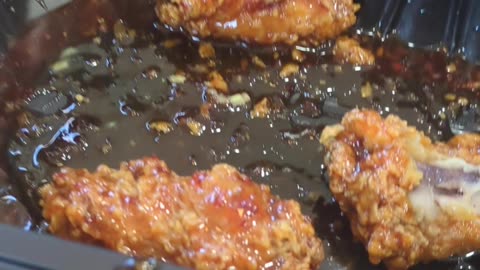 Popeyes Garlic Parm & Hot Spicy Wings Taste Test The Fast-Food Restaurant & Dessert Review Guys