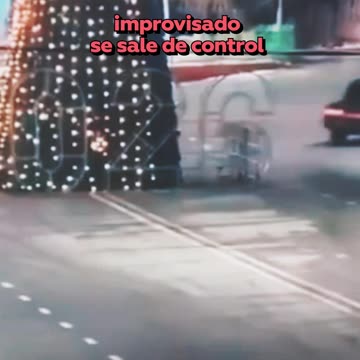 Tumba enorme árbol de Navidad tras 'show' de derrape improvisado