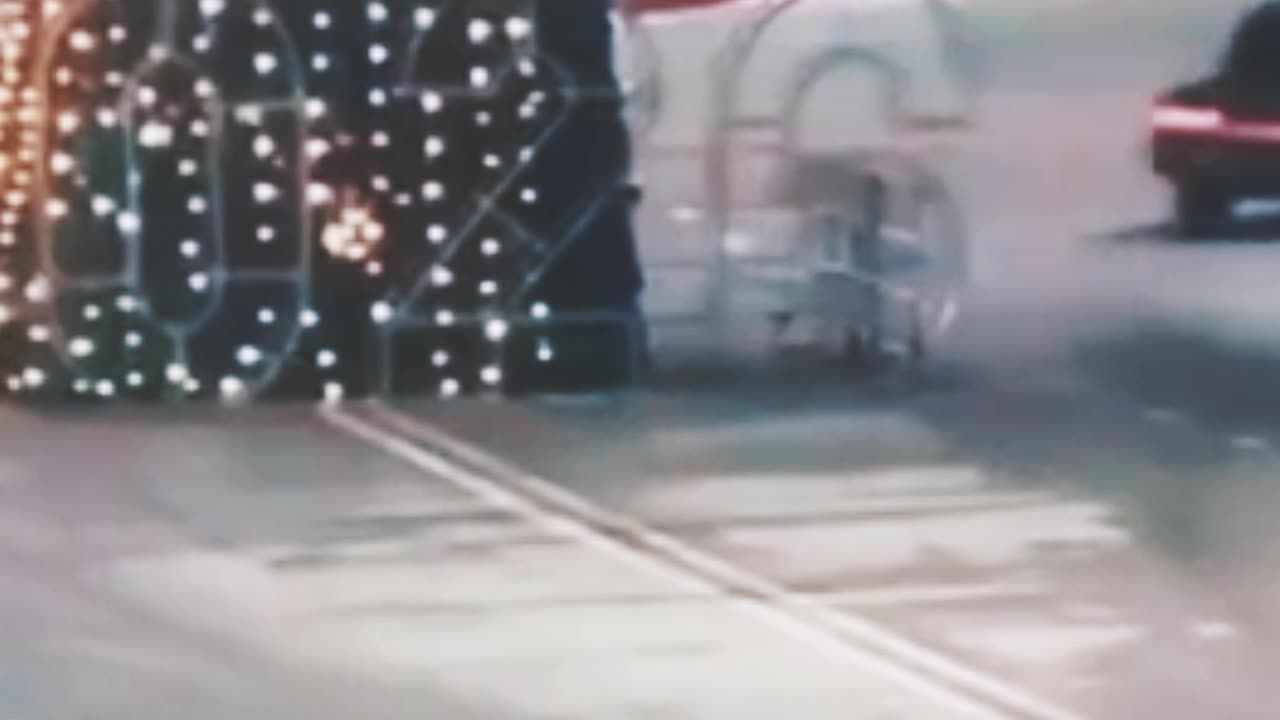 Tumba enorme árbol de Navidad tras 'show' de derrape improvisado