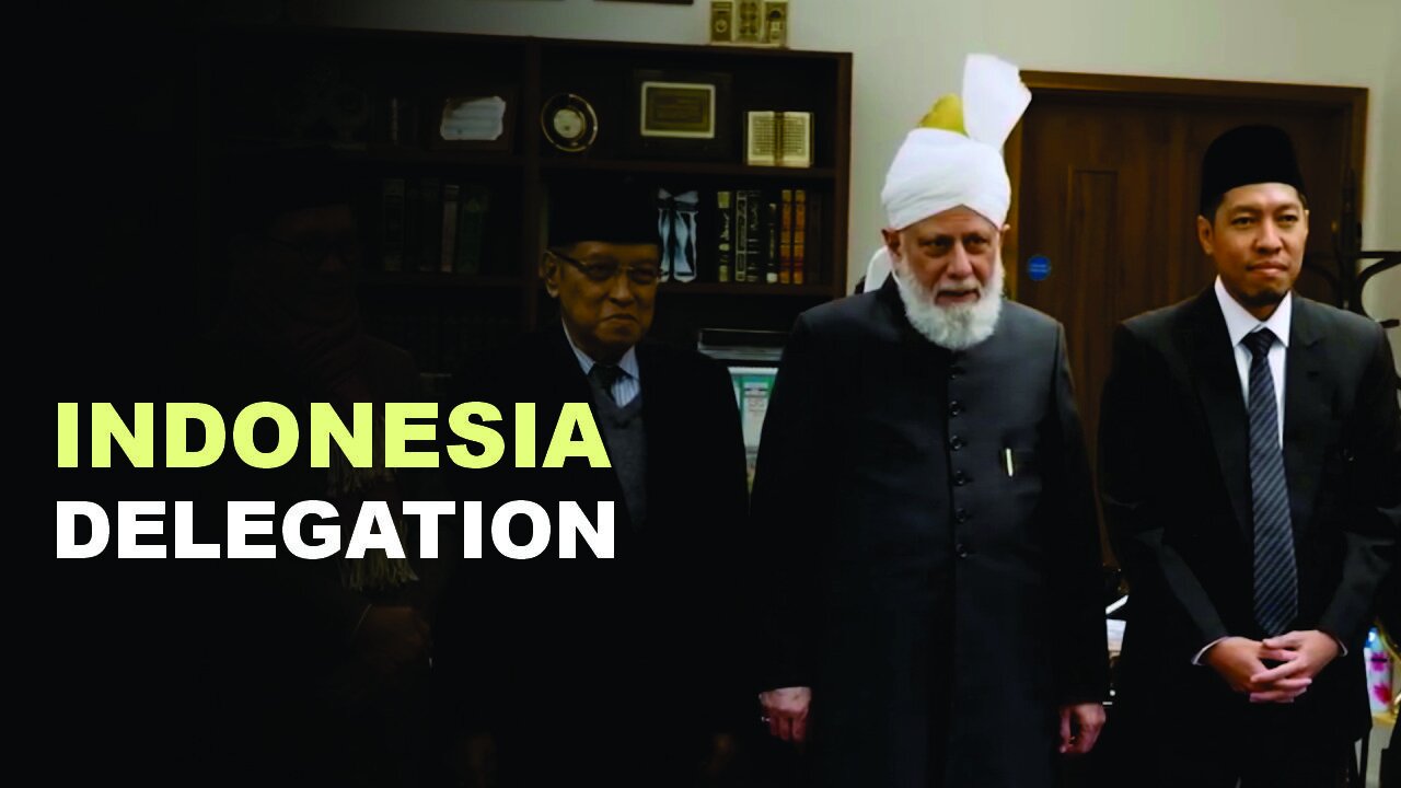 Huzoor Meets with Delegation from Indonesia.
