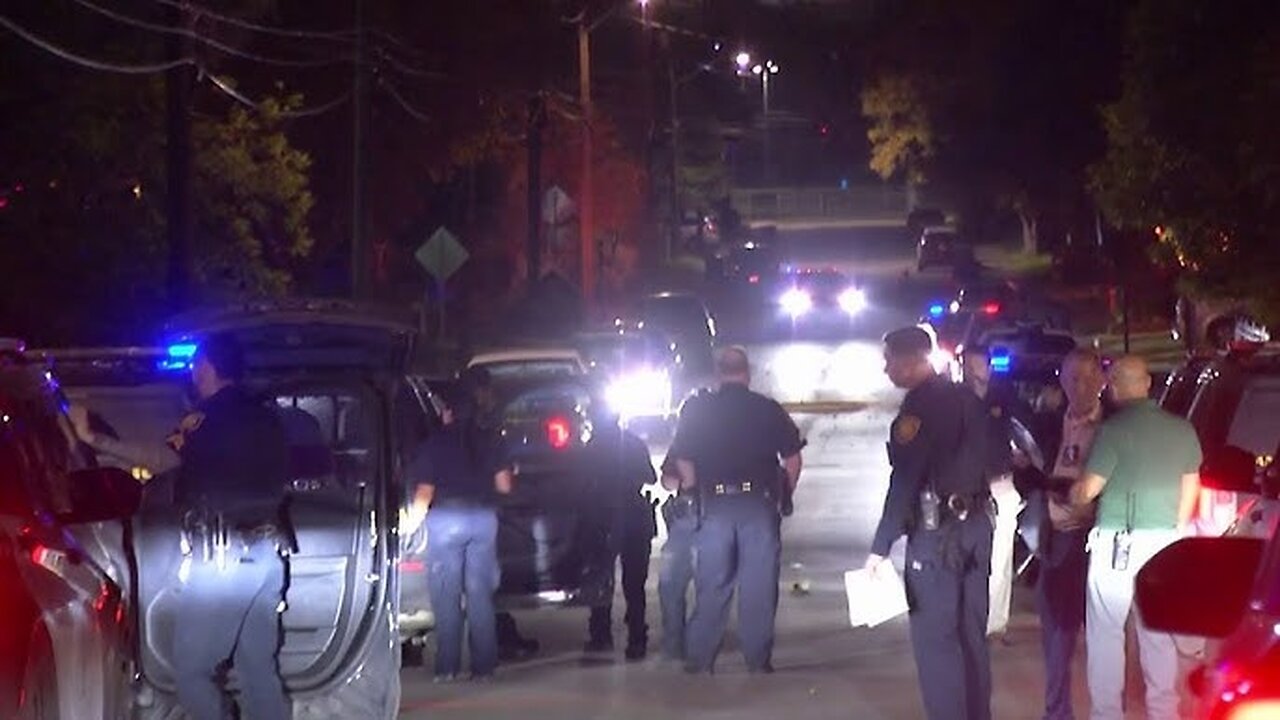 4 police officers shot in San Antonio and a suspect is still at the scene, chief says