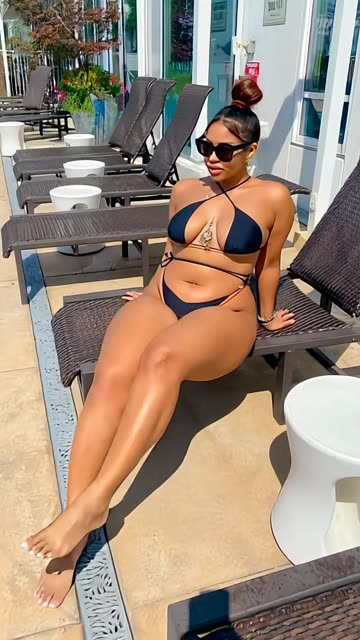 Sun, style, and pure confidence - she’s poolside goals ☀️💦✨