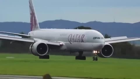 Unusual landing of Qatar Airways Boeing 777-300 at Dublin Airport (Ireland)