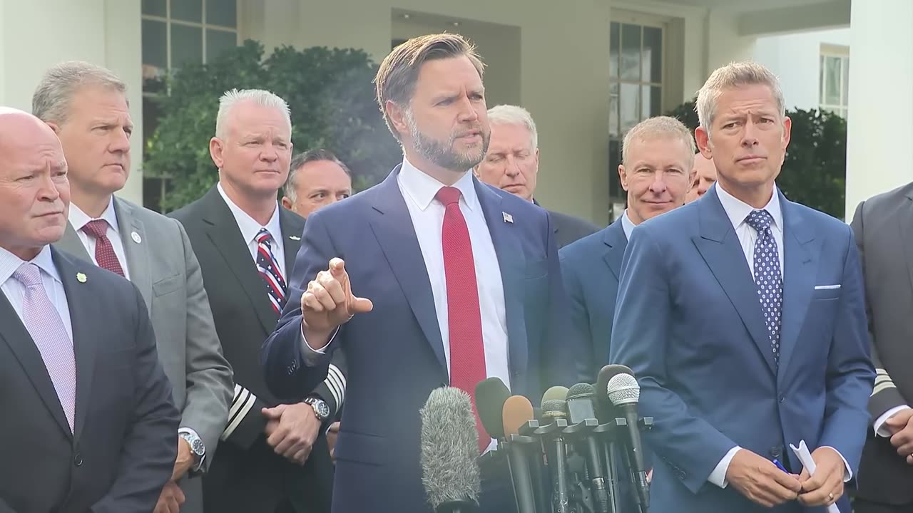 JD Vance Slams Democrats Over Shutdown & Immigration Clash | US Politics | Amaravati Today